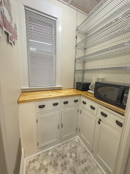 Building Photo - 909 E 5th St