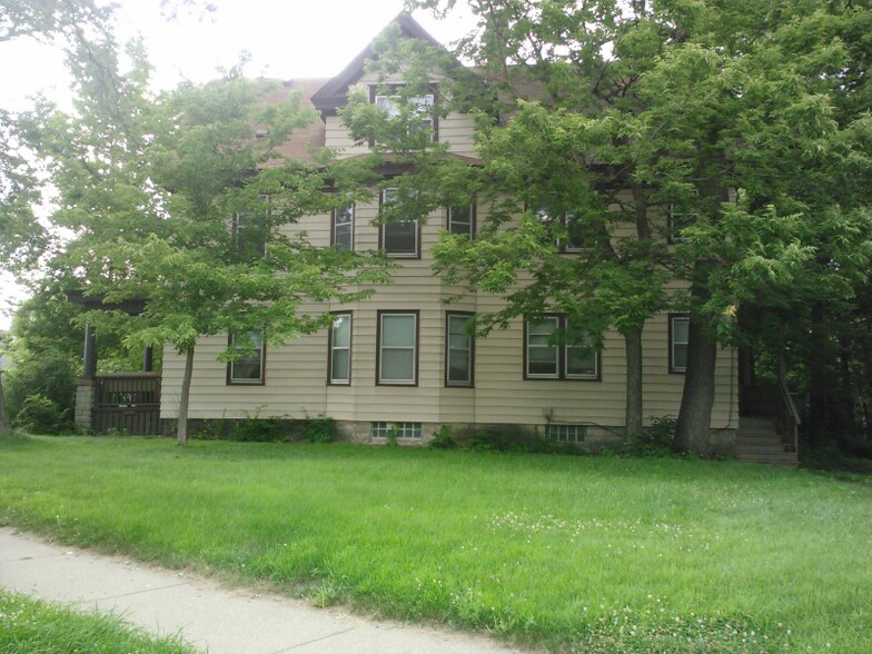 Building Photo - 2723 Delaware St SE