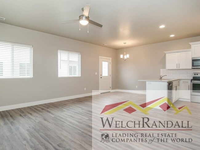 Building Photo - Beautiful 3 Bed 2.5 Bath Townhome in West ...