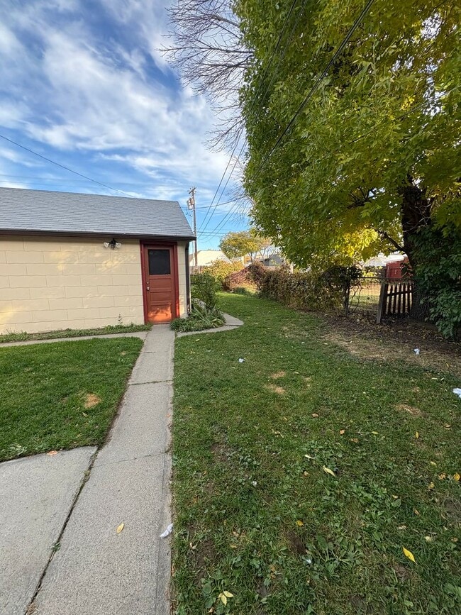 Building Photo - Centrally located 2 bed 1 bath upper level...