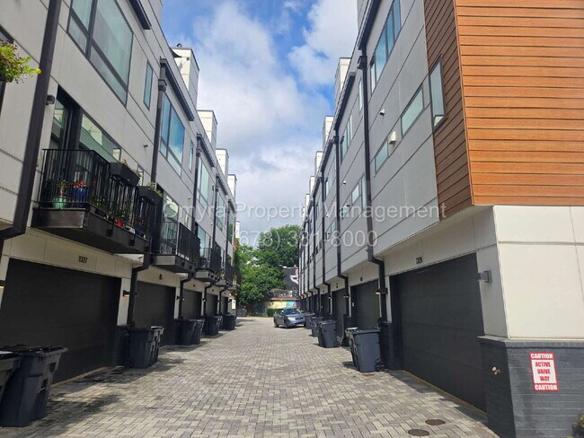 Building Photo - Luxurious 3 Bedroom Home near East Atlanta!