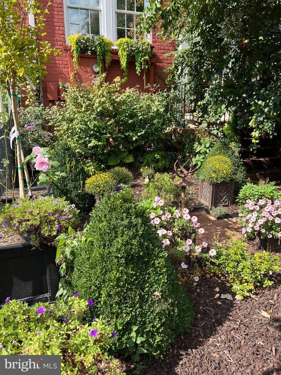 Building Photo - 721 12th St SE