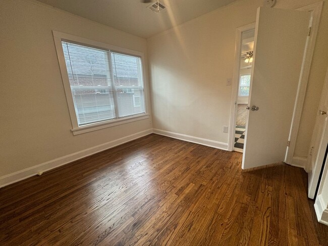 Building Photo - Adorable One bedroom One bathroom duplex l...
