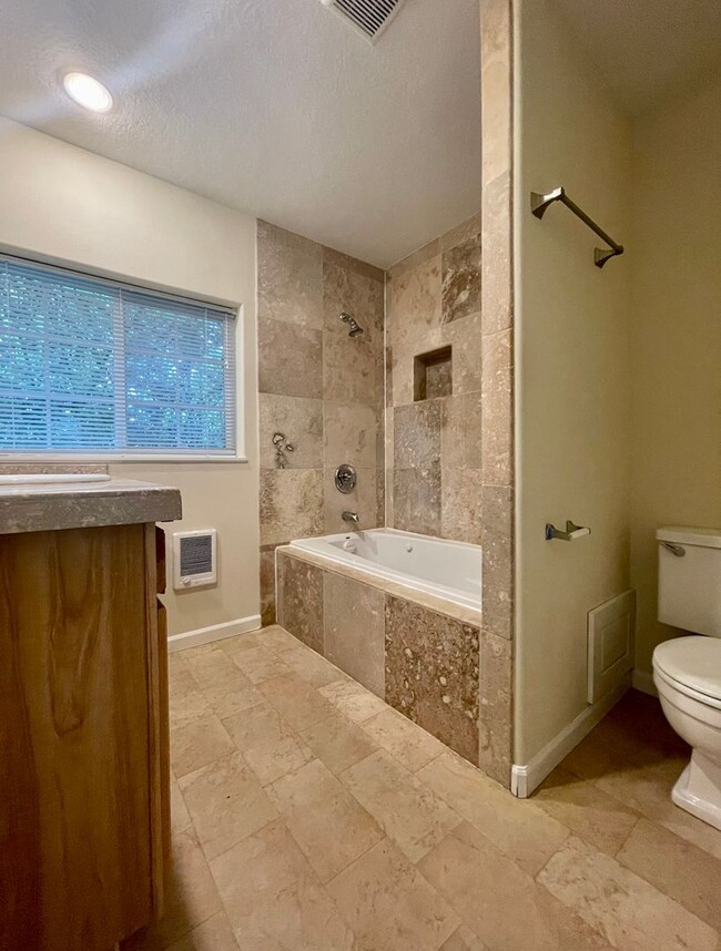 Building Photo - Spacious One Bedroom in Quiet 5 Plex with ...