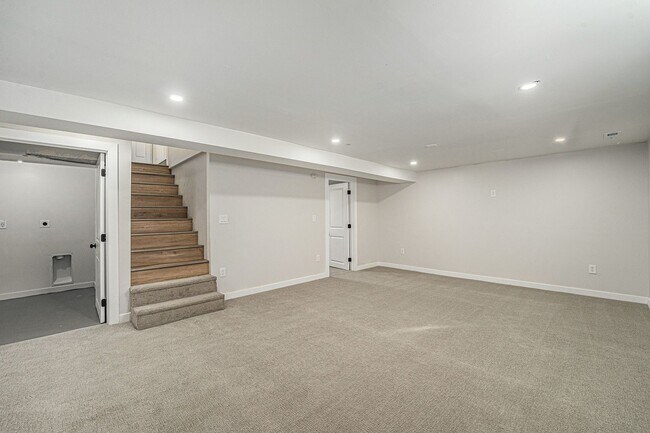 Building Photo - Spacious 6-Bed 3-Bath Home in Federal Heig...