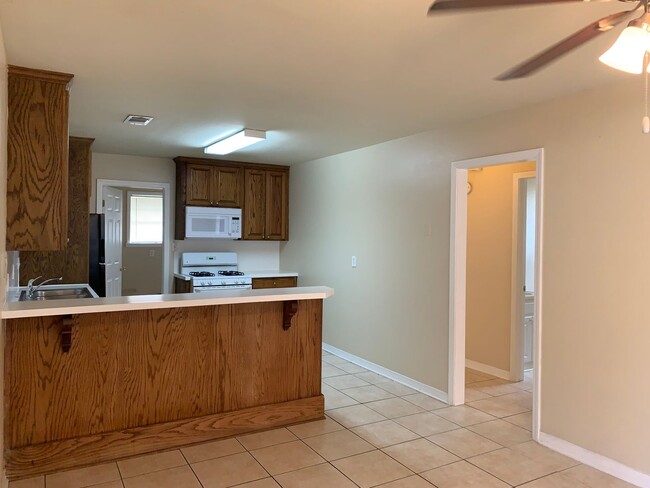 Building Photo - 3100-02 Pakenham Dr.