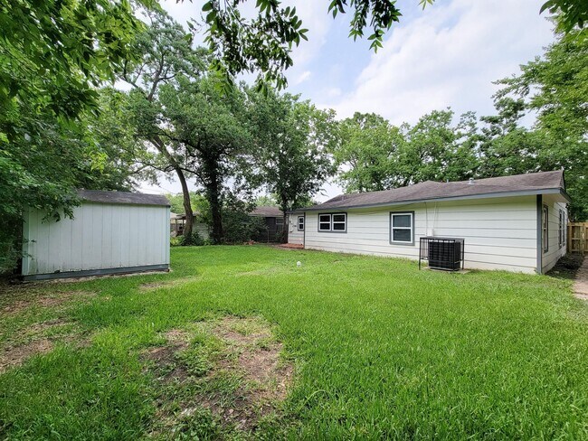 Building Photo - 5606 Willow Glen Dr