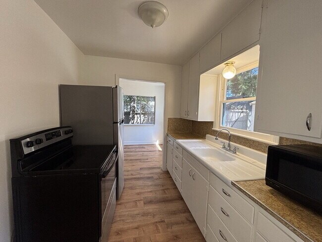 Building Photo - Adorable vintage 2-bed home on a quiet side street close to downtown Placerville!