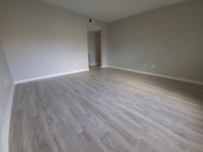 Building Photo - 8100 Creekbend Dr
