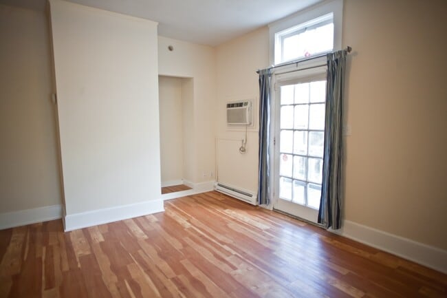 Building Photo - Adorable studio apartment, walk to UNC and downtown! Utilities included!