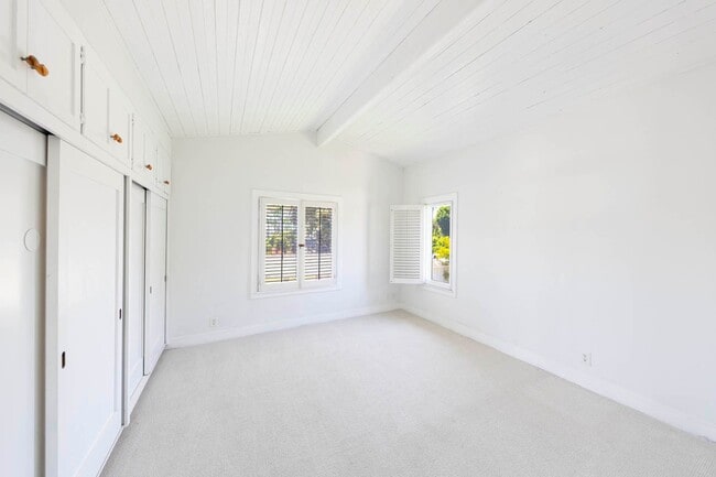 Building Photo - Incredible ocean views and private steps t...