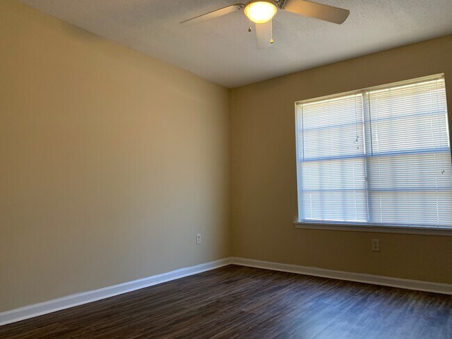 Building Photo - 814 Robin Hood Trail