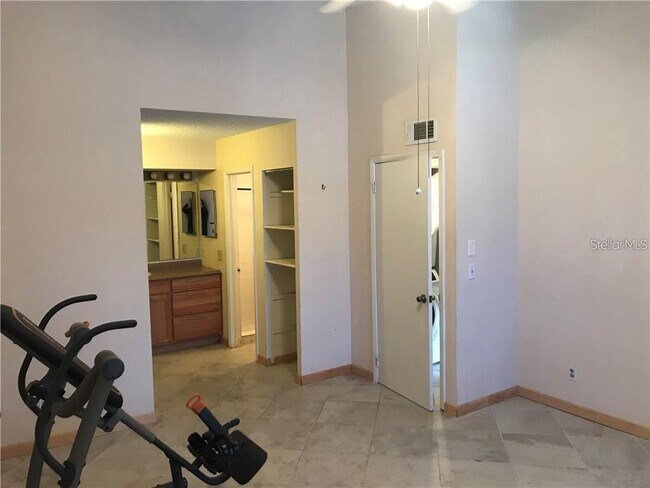 Building Photo - 4559 Lakeway Dr