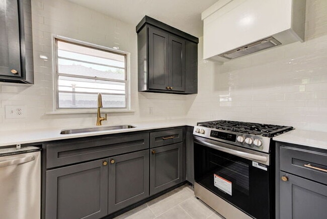 Building Photo - Fully Renovated 4 Bed, 2 Bath Near Campus!