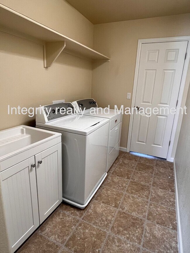 Building Photo - 4 Bed/3 Bath, 3,550 Sqft -1057 Clear Sky W...