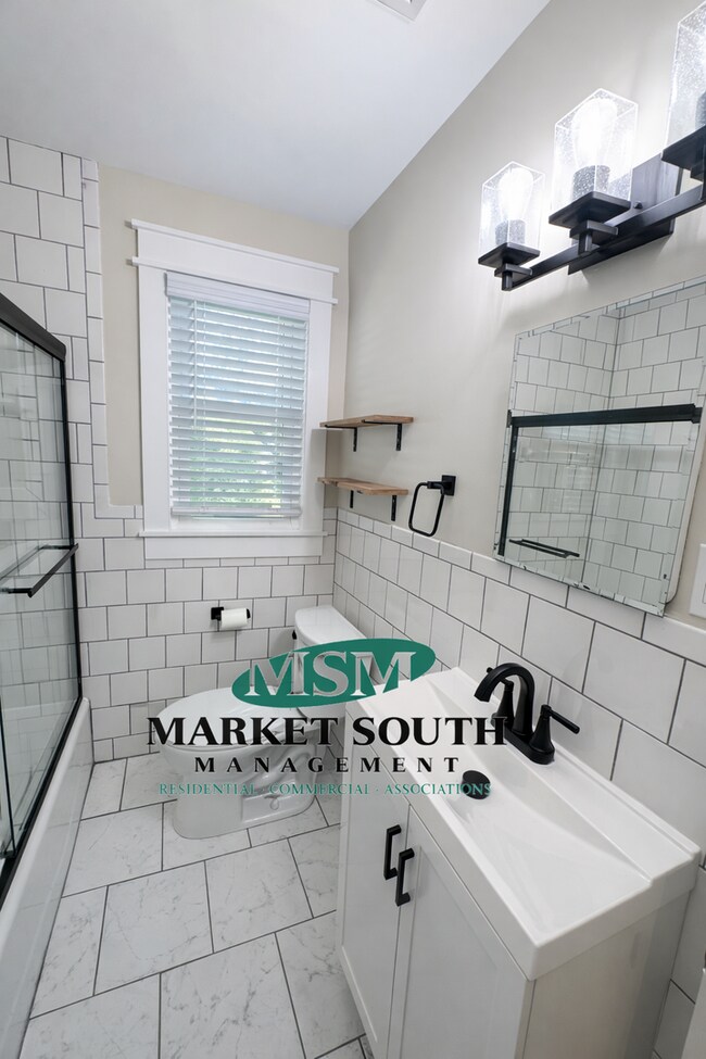 Building Photo - THUNDERBOLT COTTAGE!- AVAILABLE NOW!