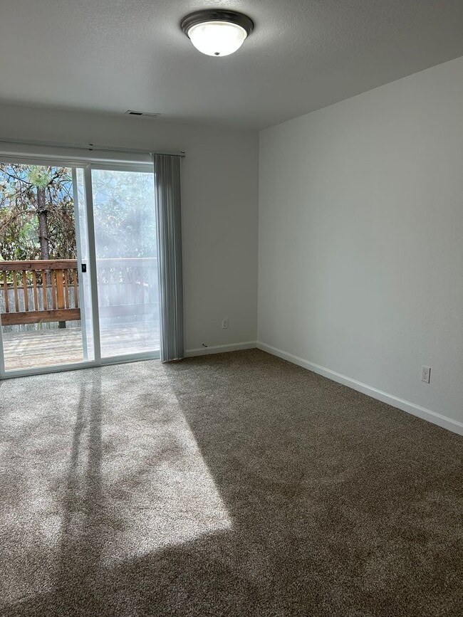 Building Photo - (870) College Street Duplex - 3 Bedroom / ...