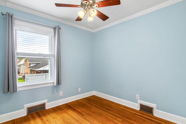 Building Photo - 3 Bed/2 Bath.  Pet Friendly. Large Yard. No Security Deposit