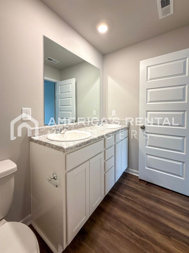 Building Photo - Escape to Lakeside Living in Lincoln! Available to View Now!!!