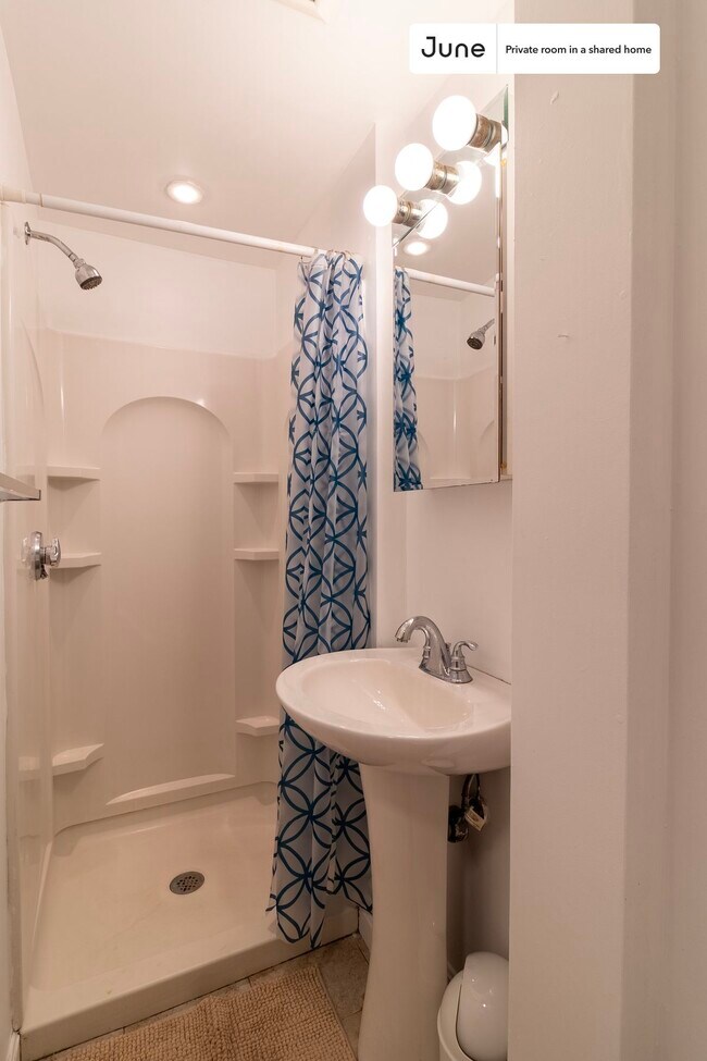 Building Photo - Room in Shared 3 bed/1 bath home