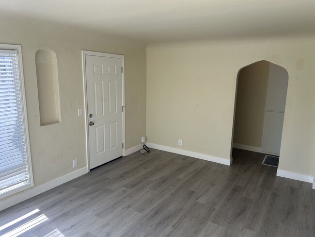 Building Photo - Beautifully Well-Kept 2 Bedroom, 1 Bath Home