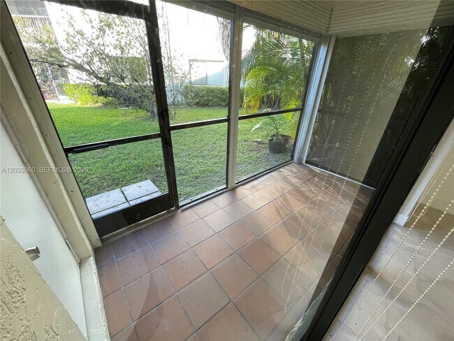 Building Photo - 409 Lakeview Dr