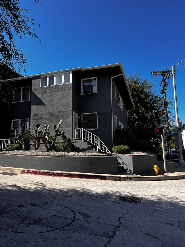 Building Photo - 3880 Roble Vista Dr