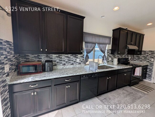 Building Photo - 5325 Ventura St