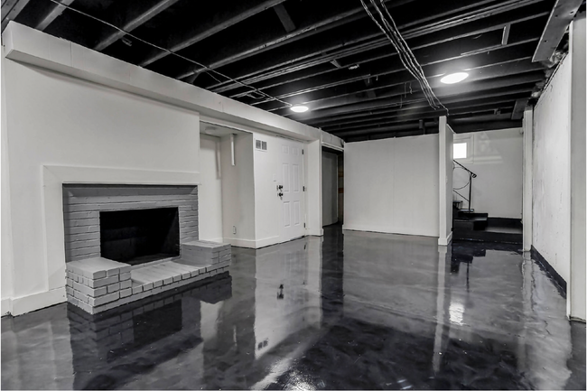 Building Photo - Spacious 5-Bed Kansas City Gem: Modern Com...