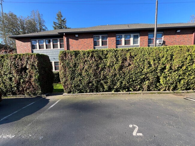 Building Photo - Beautiful 1Bd/ 1Ba Vintage Condo Located in Mt. Tabor! In Unit Laundry, Parking Space, storage un...