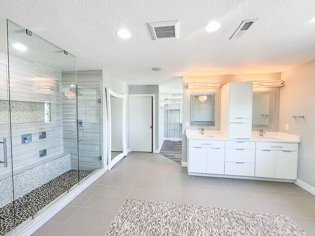 Building Photo - Luxury 5-Bedroom Rental with Pool, Finishe...