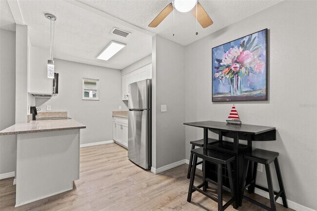 Building Photo - 923 E 12th Ave