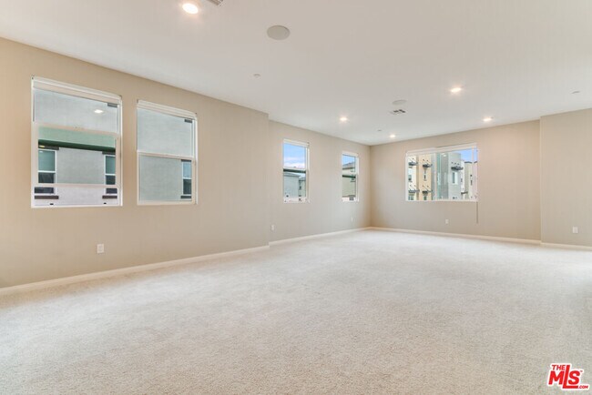 Building Photo - 713 Daniel Freeman Cir