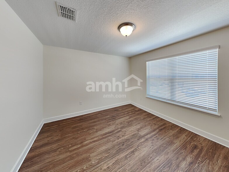 Building Photo - 11638 Hillside Dr