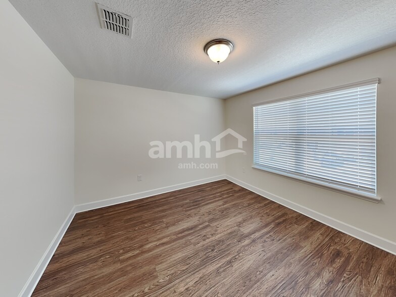 Building Photo - 16425 Cheyanne Ct