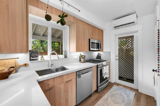 Building Photo - 970 NW 10th Ave