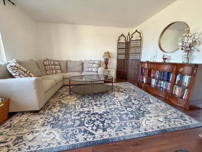 Building Photo - 3084 Sawyer Dr