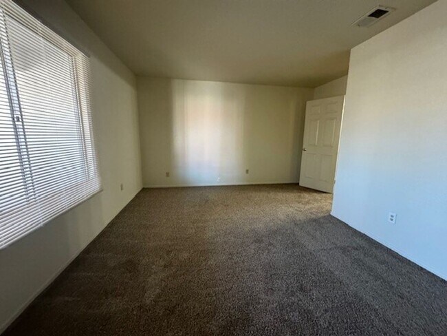 Building Photo - 2BR Condo w/Marina and Dock-Gated Waterfro...