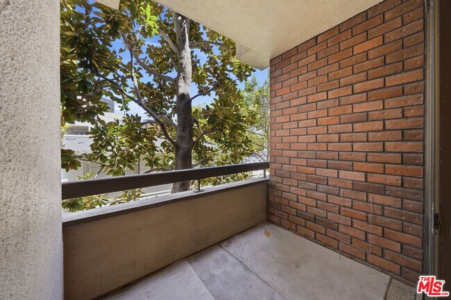 Building Photo - 141 S Linden Dr