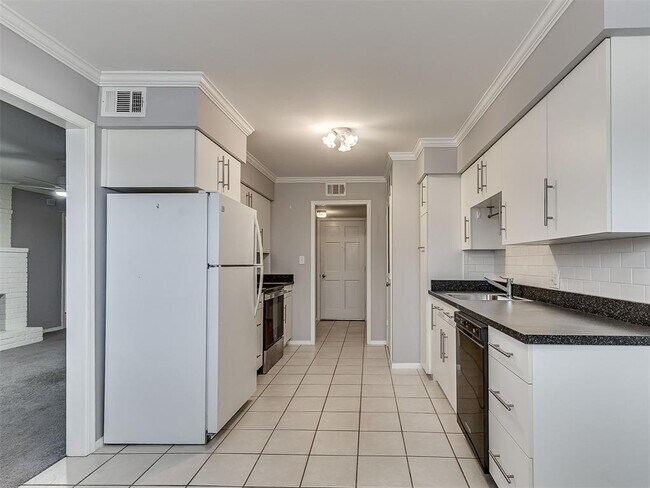 Building Photo - 1703 E Lindsey St