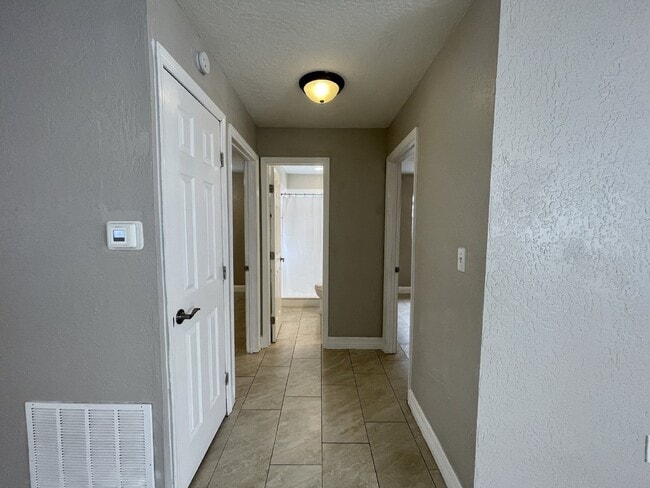 Building Photo - 4 bedroom 2 bathroom pool home for rent