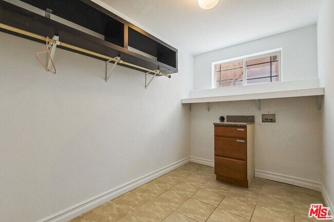 Building Photo - 1559 W 207th St