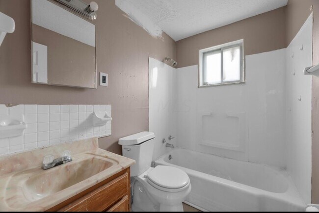 Building Photo - 4688 Hilton Ave