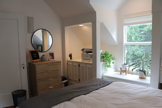 2nd Bedroom / Office - 140 NW Maywood Dr