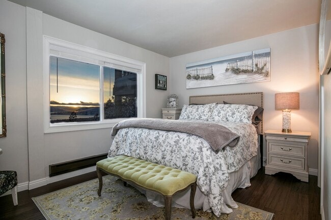 Building Photo - Gorgeous Lake View Condo