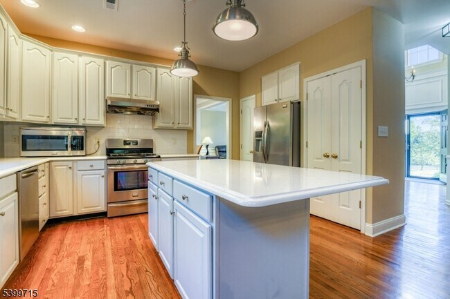 Building Photo - 5 Hidden Valley Way