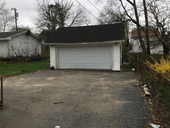 Building Photo - Large 3 Bedroom Home w/Detached Garage in ...