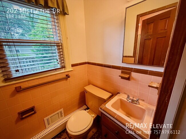 Building Photo - 202 Mistletoe Dr