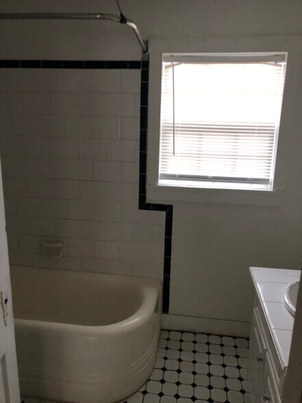 Building Photo - 1523 Owasso St