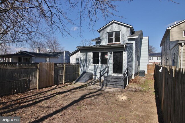 Building Photo - 217 Parkinson Ave